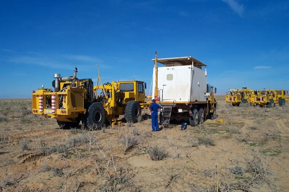 Geologists and drilling engineers at an oil well