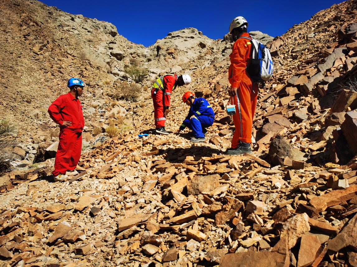 Geologist and petroleum engineer in the field